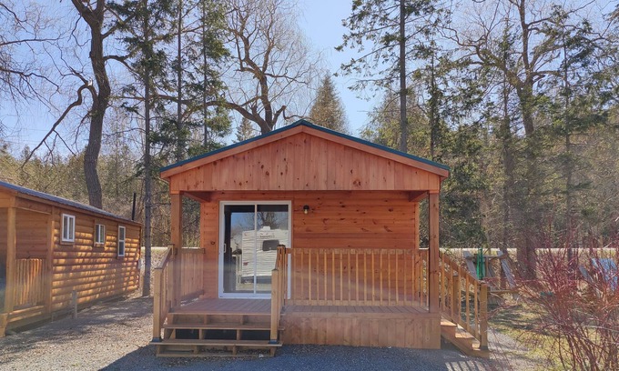 Picton Cabina | 5 minute walk to Sandbanks Beach! In the heart Prince Edward County