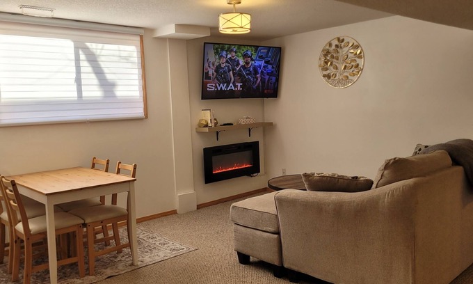 South Lethbridge Apartamento | 5 minute walk to Henderson Lake! Cozy 3 bedroom basement suite w/private patio.