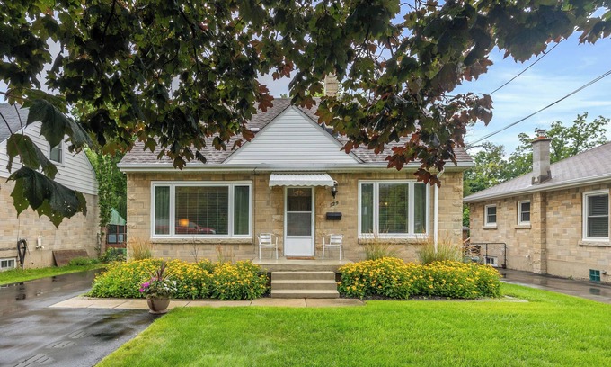 Rosedale Casa | 5 minute walk to Nature Trails and Golf Course 4 Bedroom Home