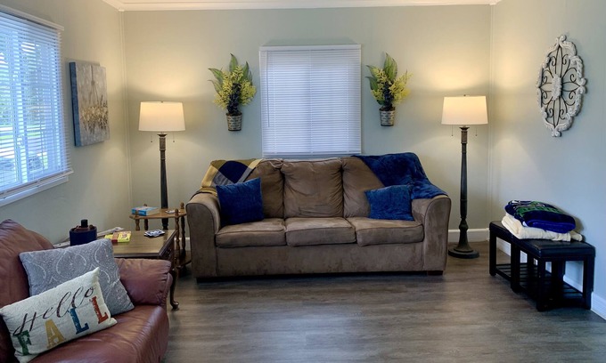 Harters Heights Casa | 5 minute walk to Notre Dame University! 3 Bedroom home in South Bend, Indiana