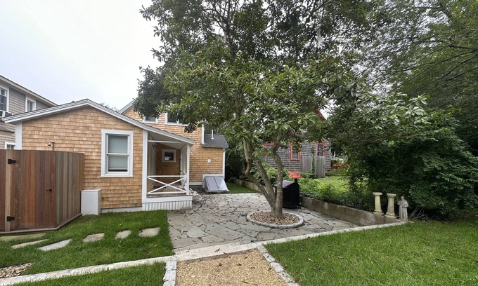 East Chop Casa | 5 minute walk to Oak Bluffs Town, AC, WiFi, new renovation, pet friendly