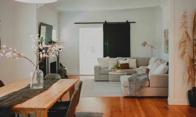 Lodi Casa | 5 Minute Walk to School Street, Charming backyard