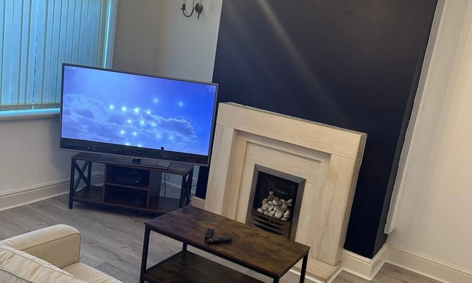 Bolton Casa | 5 minutes drive to bolton stadium!! Family sized house with slit of space