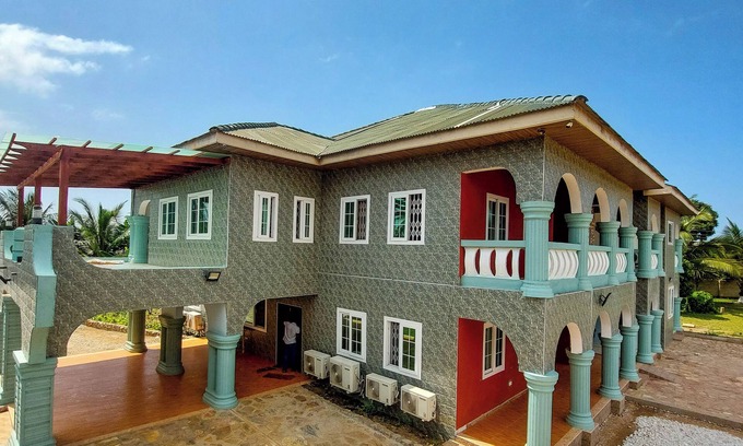 Cape Coast Apartamento | 5 minutes drive to the beach, Family-sized condo with Spacious Balcony