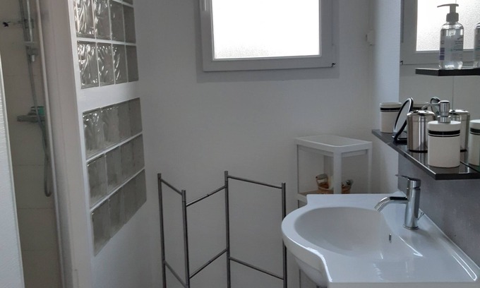 Agon-Coutainville Apartamento | 5 minutes from the beach and shops, apartment on 1st floor of a house.