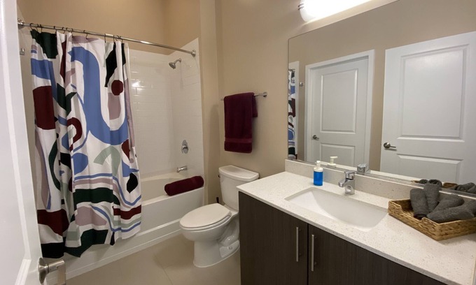 Jefferson Manor Apartamento | 5 minutes from Airport! Family-sized rental