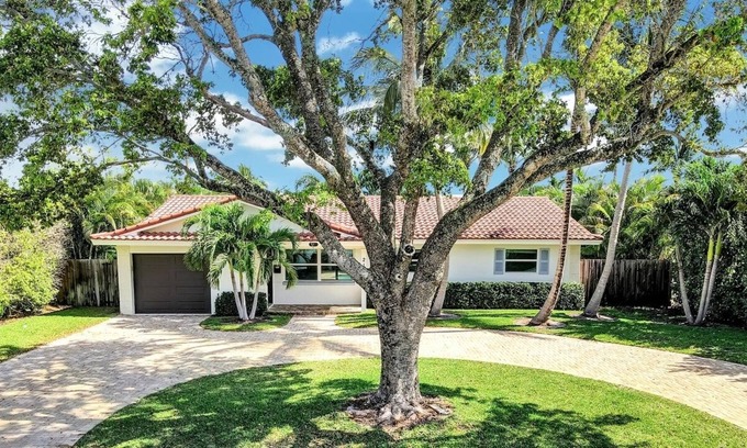 Lake Ida Shores Casa | 5 minutes from beach! Beautiful remodeled home w/ pool in the best neighborhood.