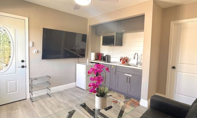 Hermosa Village Apartamento | 5 minutes from Disneyland