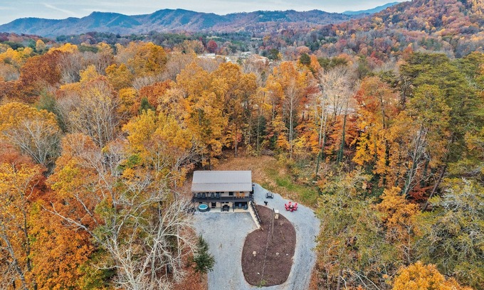 Sevierville Cabaña | Family Cabin just 5 minutes from Dollywood! Fun Game Room