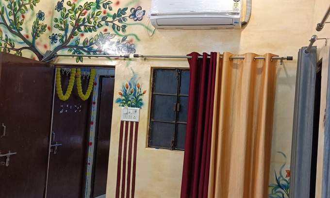 Varanasi Casa | 5 minutes from Ghats! Spacious Family-Sized rooms, centrally located in the city