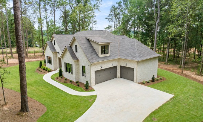Opelika Casa | 5 minutes from Robert Trent Jones Grand National. 5 bedrooms and 3.5 baths.
