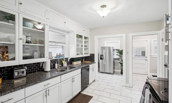 South Kansas City Casa | 5 Minutes From Stadium, Charming 3-bedroom house with WiFi, AC
