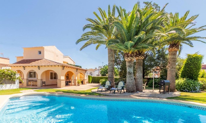 Denia Chalet De Esquí | ¡A 5 minutos de la playa! Casa ideal para familias, con piscina privada.