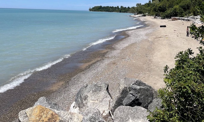 Zurich Casa | 5 Minutes North of Grand Bend! Bright open space. Golfing nextdoor & wineries!