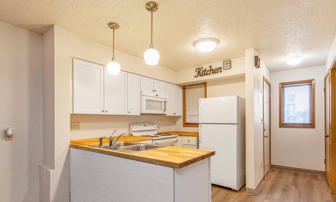 Weber Condominio | 5 minutes to all your sporting needs, U of I Hospital and down town! 808WW