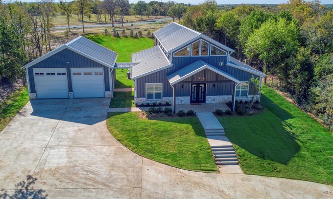 Pottsboro Casa | 5 minutes to Beautiful Lake Texoma! Sleeps 12 people and Pet-Friendly!