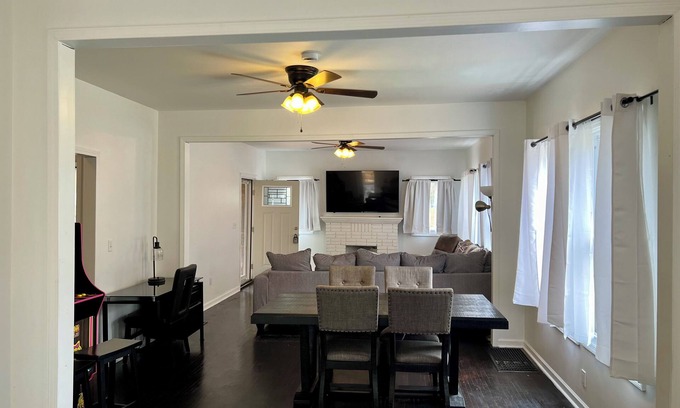 Birmingham Casa | 5 minutes to downtown. Family home with Wi-Fi, deck, and large backyard.