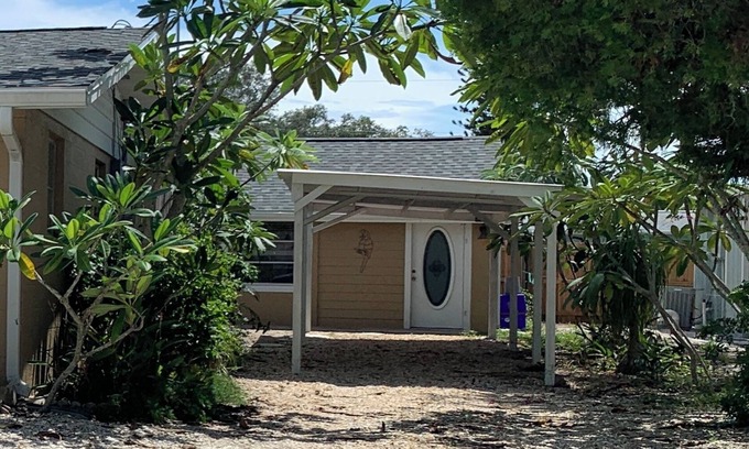Englewood Casa | 5 minutes to the Englewood Beach!