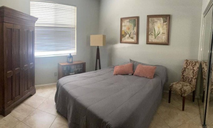 Corona Cama Y Desayuno | 5 minutes to the theme park! Family-sized bedroom / studio