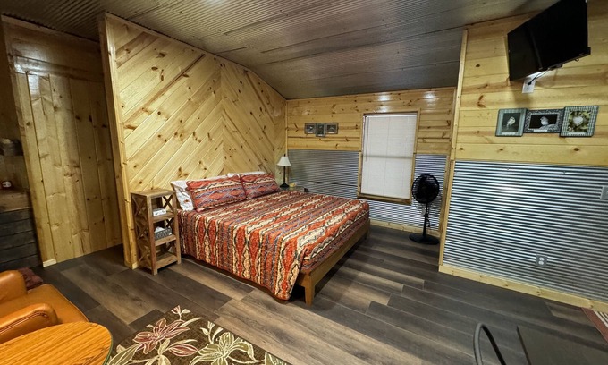 Cache Cabina | 5 minutes to the Wichita Mountains, Ruffled Feathers Cabin, pet friendly Cache