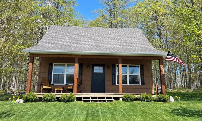 Charlevoix Cabina | 5 minutes to town, New Cabin-2/4 adults or family up to 4 kids. Beach 2 miles.