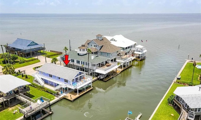 Isla Del Sol Casa | 5 O'clock Somewhere - 4 bed 3 bath - Sea Isle West End Galveston Bay