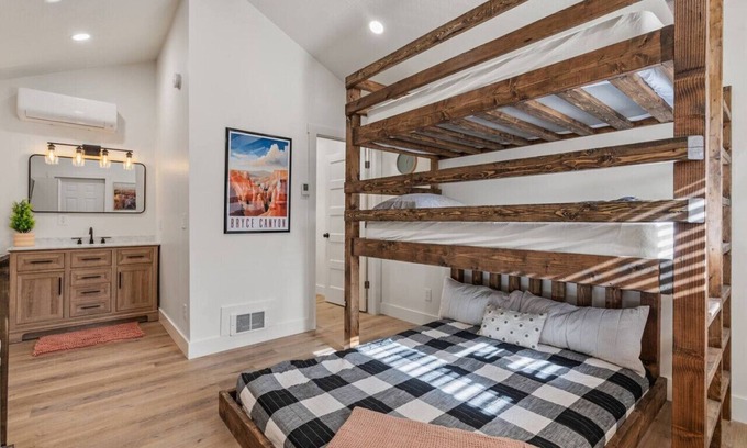 St. Charles Cabina | #5 Red Rock Cabin! Newly Remodeled! AC! Sleeps 4!
