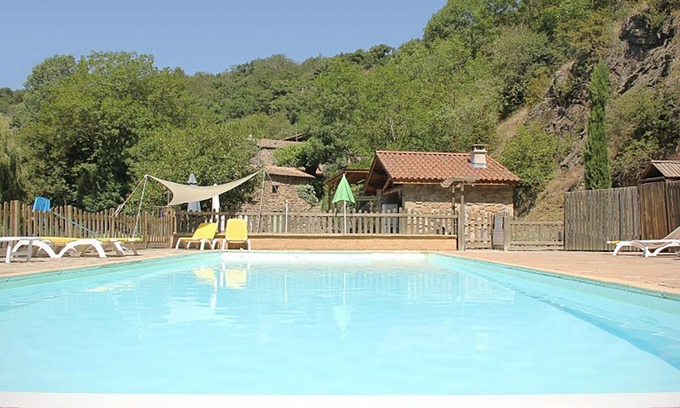 Porte de Dromardeche Chalet De Esquí | 5 riverfront chalets with swimming pool