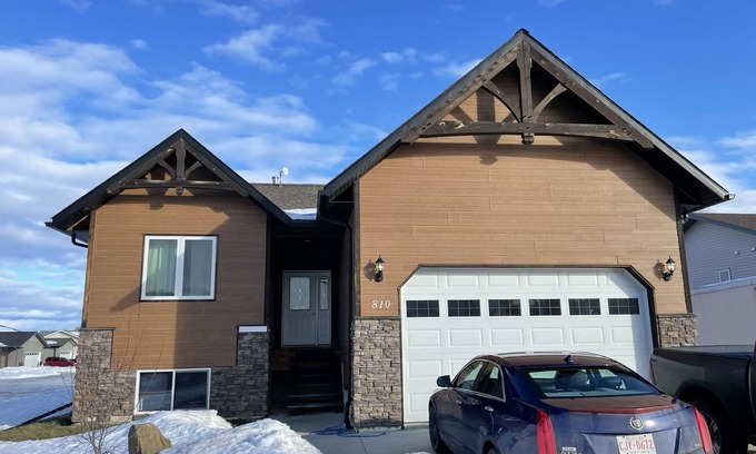 Fox Creek Casa | 5 rooms for rent in a high end home with shared 5 piece bathroom, huge kitchen