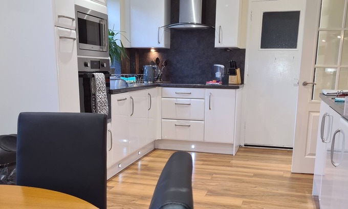 Corby Casa | 5✳self-catering house-5 beds-driveway parking-netflix-wifi