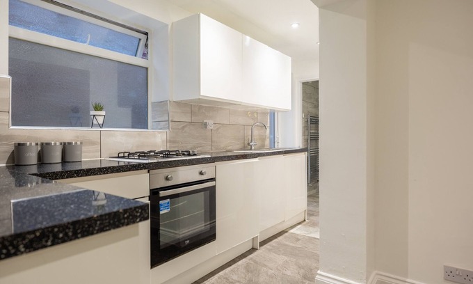 Cambridge Casa | 5 Spacious Bedroom Orchard Haven