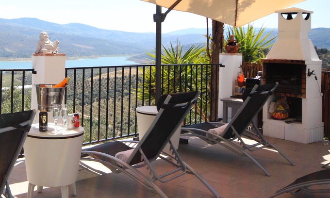 Iznajar Villa | Villa de 5 estrellas, 4 habitaciones dobles, piscina privada, jacuzzi y fantásticas vistas al lago