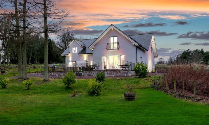 Lauder Casa | 5 Star Award Winning House - The Capercaillie - sleeps 10 with Hot Tub