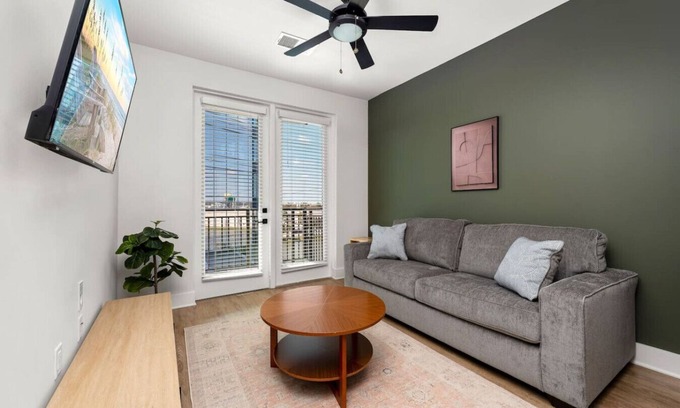 Oakford Park Apartamento | 5 Star Building and Location | Pool/Gym | Midtown!