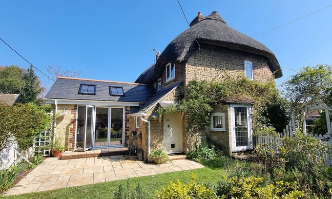Brighstone Casa | 5 Star, Cosy, characterful thatch cottage in a designated area of natural beauty