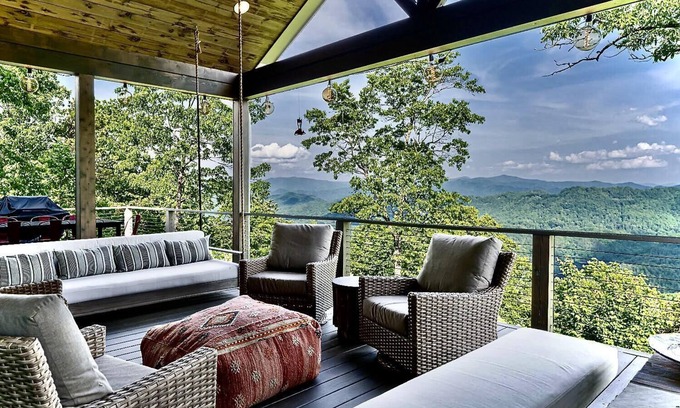 Bryson City Cabina | 5 Star Luxury, Lake Access, Spectacular Views!