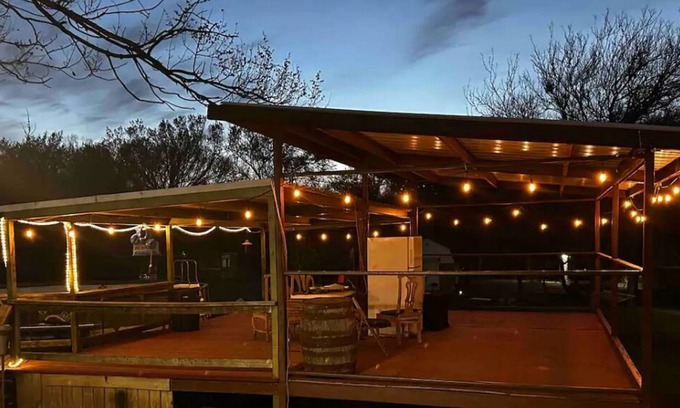Azle Apartamento | 5 star Luxury tiny house, peaceful, POOL with covered deck! kayaks, 1 gig WiFi!
