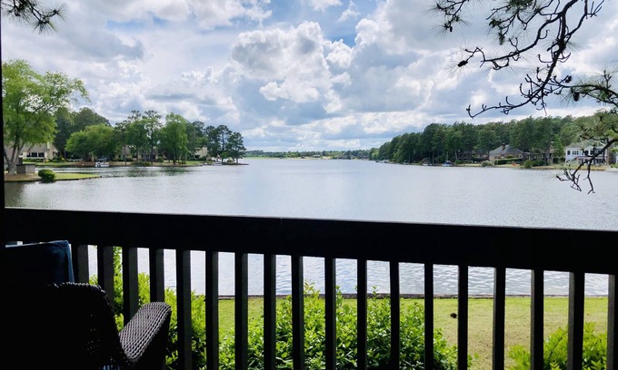 Pinehurst Condominio | 5 Star Pinehurst Lake Condo w Pool & Kayaks. Quiet