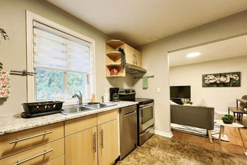 Richmond Hill Casa | 5 STAR ROOM AT BEST LOCATION IN RICHMOND HILL-Walking Plaza, Malls,Train
