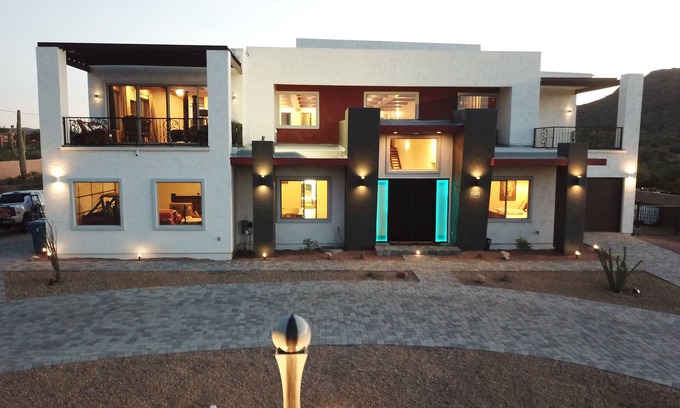 Apache Junction Casa | 5 estrellas ***** Capacidad para 26 6 camas 6 baños 6.000 pies cuadrados Modern Superstition Mnt Estate