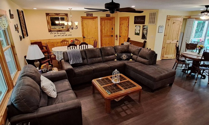 Gatlinburg Cabaña | 5.STAR 🐻 5.bedroom 3.bath - ADA - 6.min to Downtown. Newly remodeled for 2023.