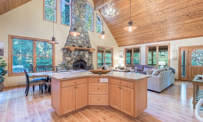 Weed Casa | 5 Star Winter Wonderland Chalet in Mt. Shasta