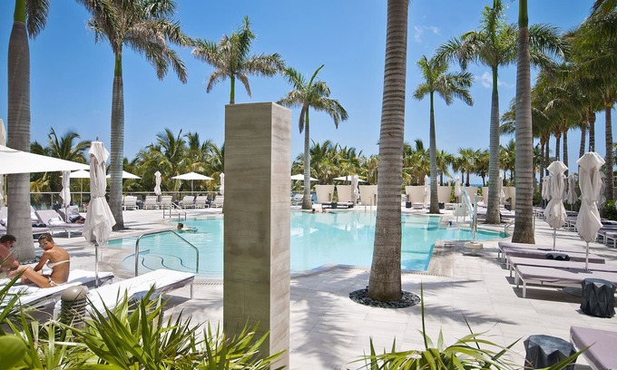 Bal Harbour Hotel | 5 estrellas ★★★★★ St Regis Ocean Front Suite 1478 pies cuadrados de vida más 2 grandes balcones