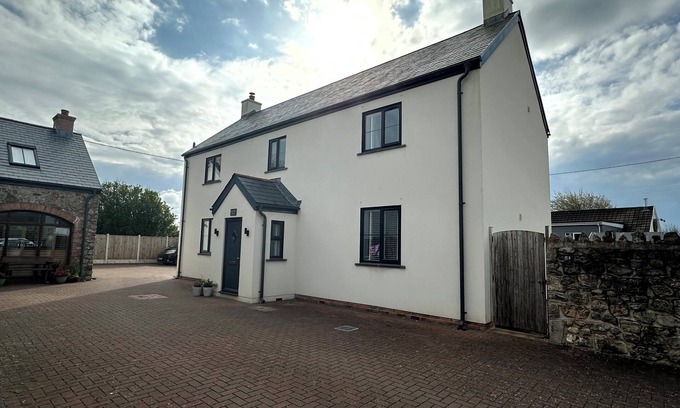 Port-Eynon Cabaña | 5* Whitebridge Cottage - short walk to Port Eynon beach and village amenities