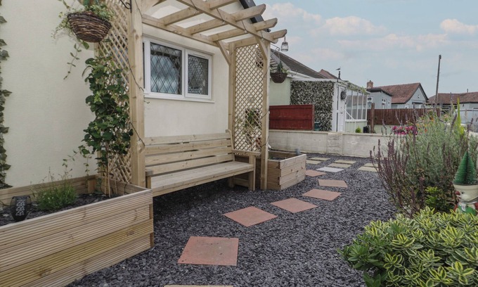 Kinmel Bay Cabaña | 5 WOODSIDE AVENUE, pet friendly, with a garden in Kinmel Bay
