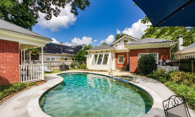 Atkins Park Casa | WALKABLE to drinks, dining, & entertainment. Family & Pet Friendly fenced yard w/ PRIVATE POOL.