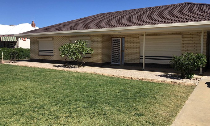 Moonta Bay Casa | 500 metres from Moonta Bay Beach & Jetty. Free wi-fi. Well equipped holiday home