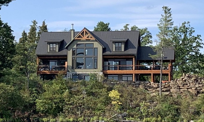 Calabogie Chalet De Esquí | 5000 sq ft luxury vacation home with 6 bedrooms 7 bathroom.