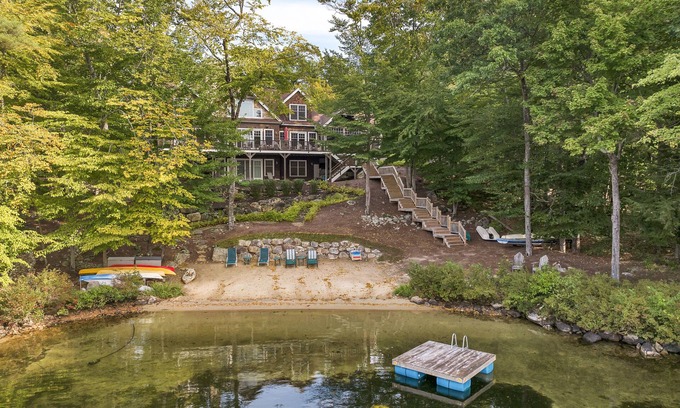 Moultonborough Casa | 5000 Square Foot Winnipesaukee Luxury Home For 14 With 455 Feet of Waterfront