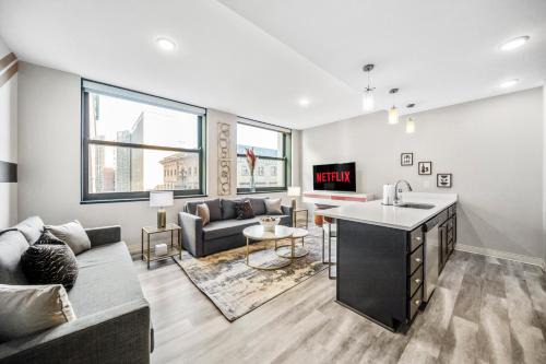 Gateway District Apartamento | 506- 2BR unit with Olympic Pool & Steam Access in Downtown Playhouse Square
